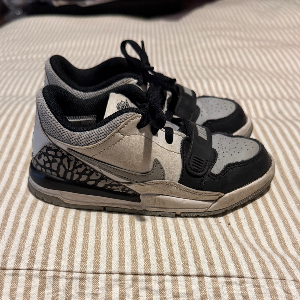 Nike Kids Black and Gray Sneakers